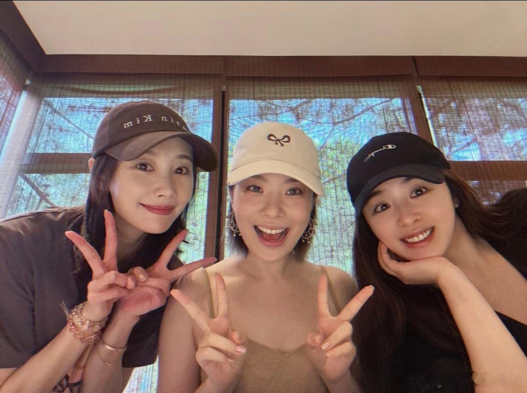 《爱很美味》三姐妹李纯、王菊、张含韵聚会。 