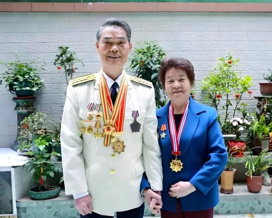 1971年，23岁的女干部李玉枝嫁给了一级战斗英雄，新婚之夜二人同房时，她竟然拿