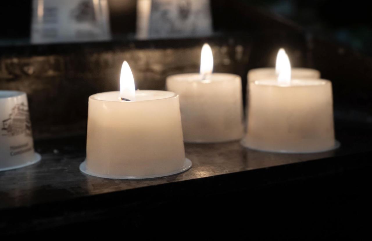 今天，我们原本想介绍一下犹太光明节的首日庆典。然而，周末在悉尼发生了枪击事件，我