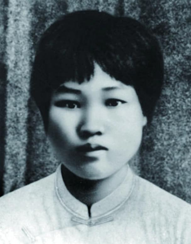 1930年10月24日，杨开慧和8岁的毛岸英一同被捕。敌人提出，只要她公开声明与