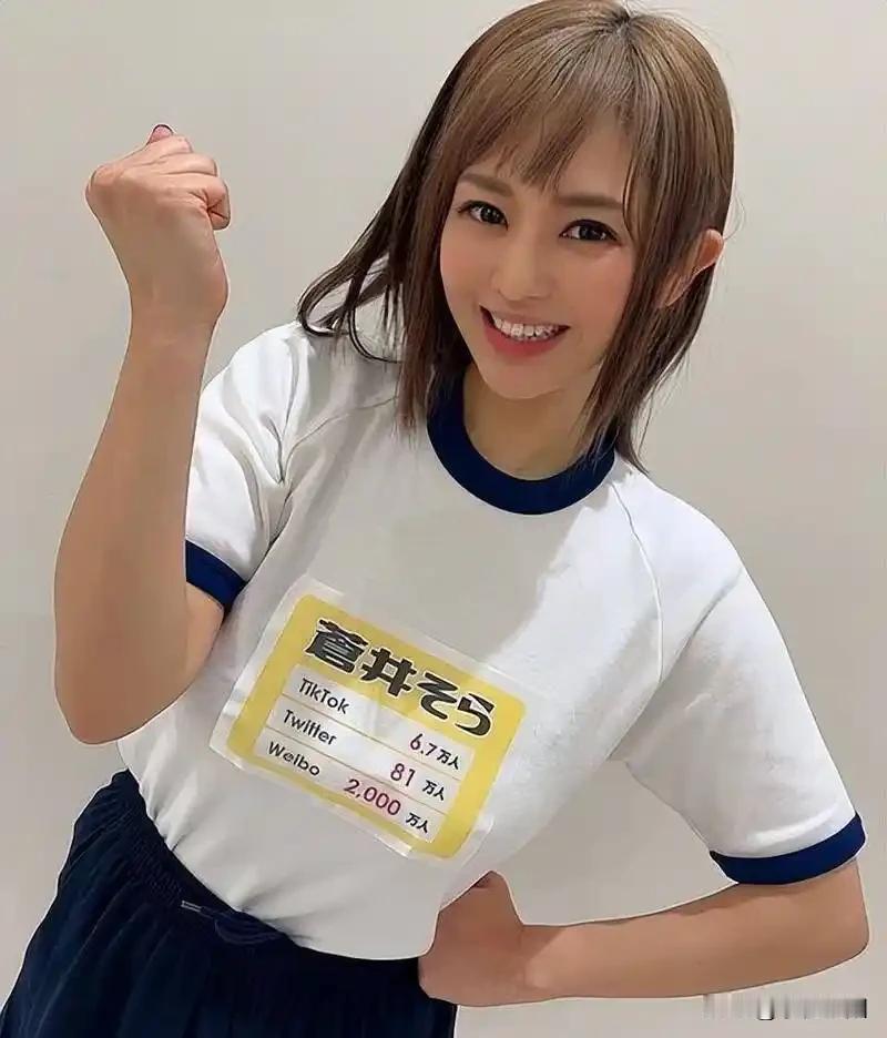 图中这位宛如少女般的美女你们认识吗？如果不说的话你们肯定第一眼看不出来，她就是曾