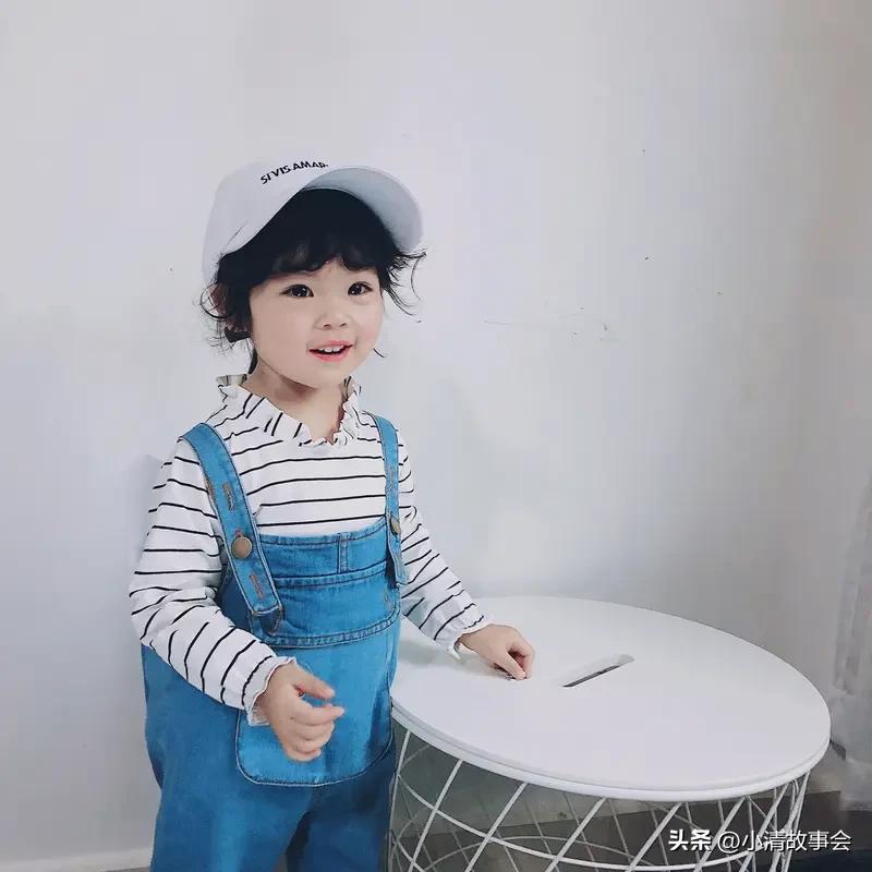 镜头里的萌娃简直是人间宝藏！2月中旬，甘肃天水一个1岁半萌娃，第一次跟爸妈回外婆