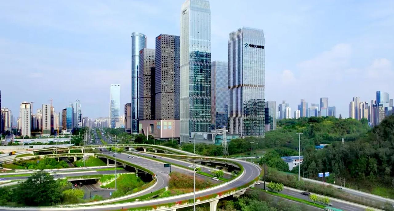 广西南宁，2025年GDP只有6000多亿点，但它的城市却建得比较高档。无论是城