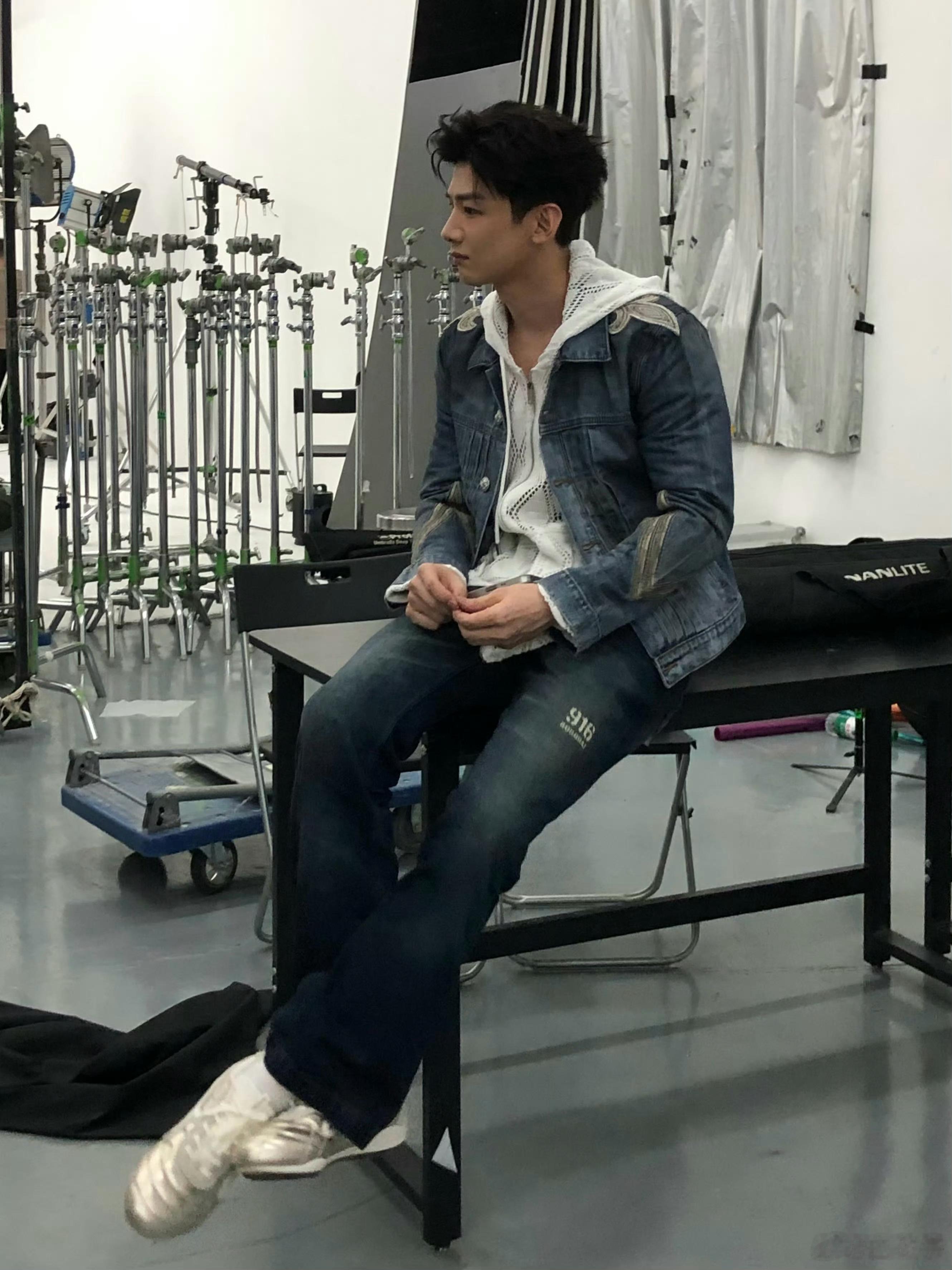 白敬亭   🕊️白敬亭电影特立独行  bjt白敬亭王长海 “熬过攒劲的黑夜，就