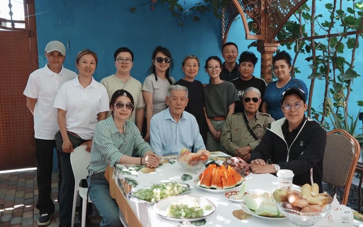 霍启刚兑现诺言，

带全家自驾伊犁，

从豪门到平民背后有何玄机？

2026年