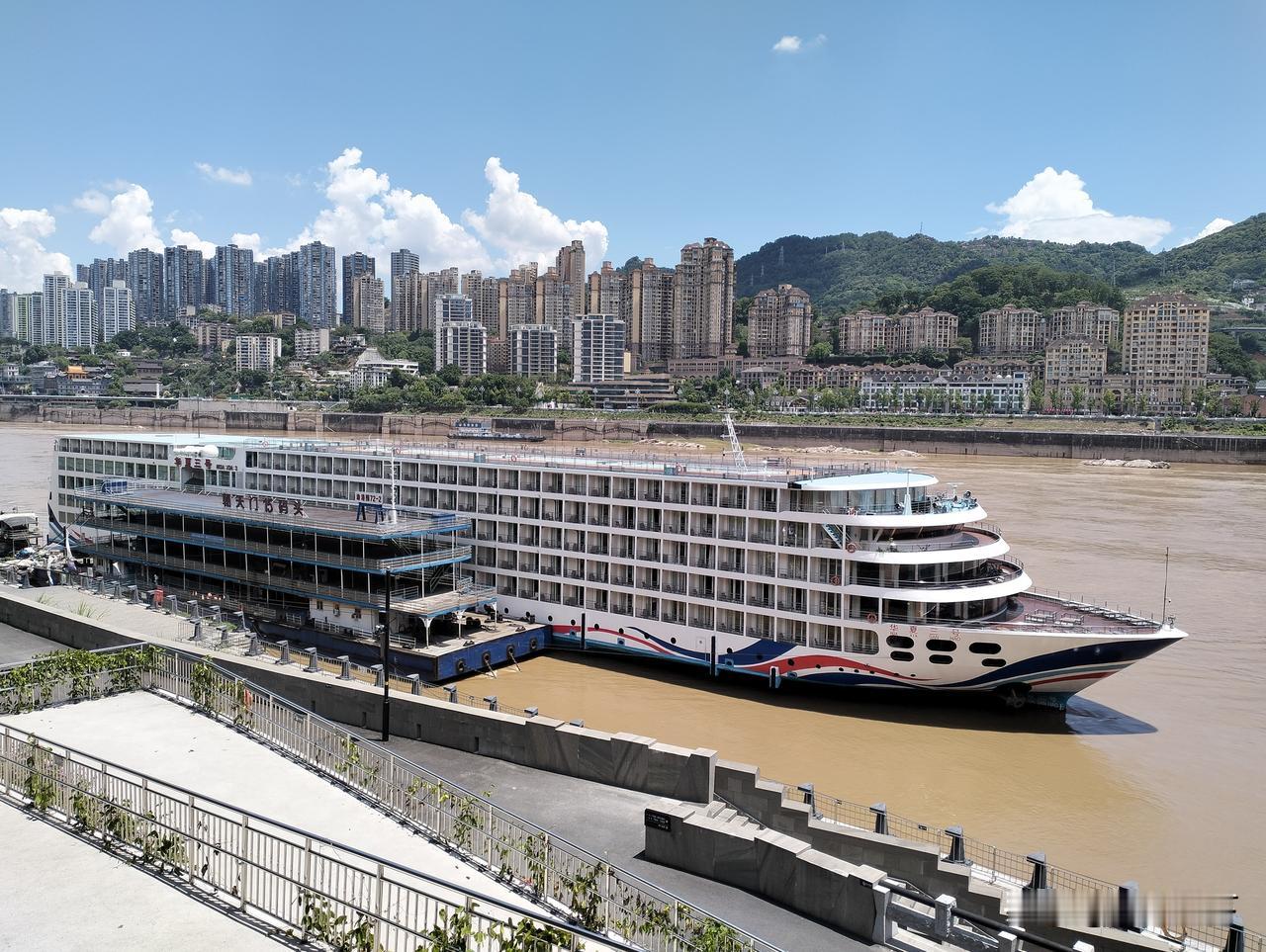 如今长江上看到的客船基本上是旅游船了，而在过去那个陆地交通和民航还不像今天这么发