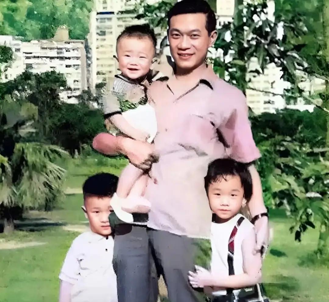 林父旧照曝光，帅到认不出
 
那张粉色衬衫+蓝西装的黑白照，像港片海报。国字脸、