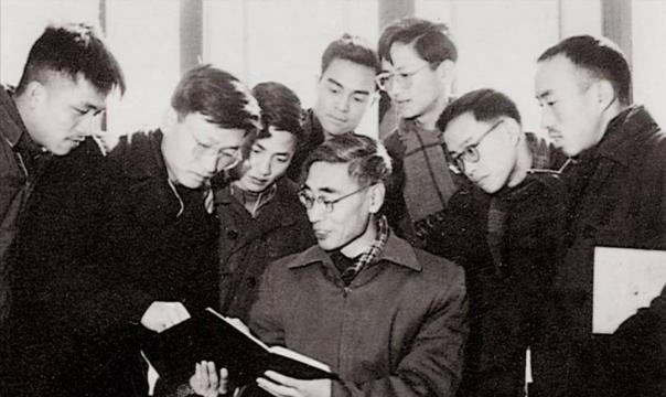 2007年，钱学森96岁大寿，满座都是贵宾。突然，他看到一个白发苍苍的老太太坐在