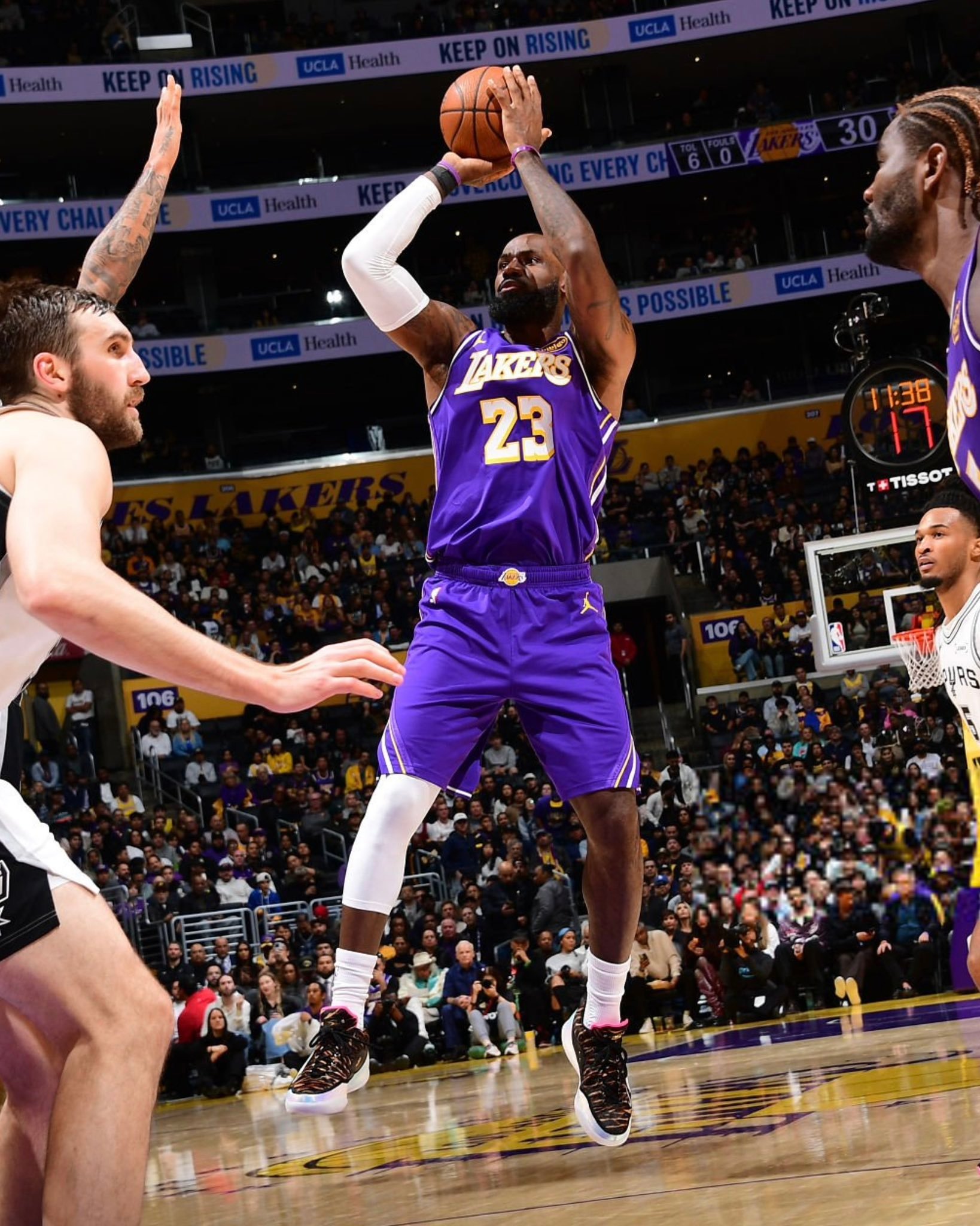 勒布朗·詹姆斯在NBA杯赛中首次亮相“Nike LeBron 23‘热浪’”詹姆