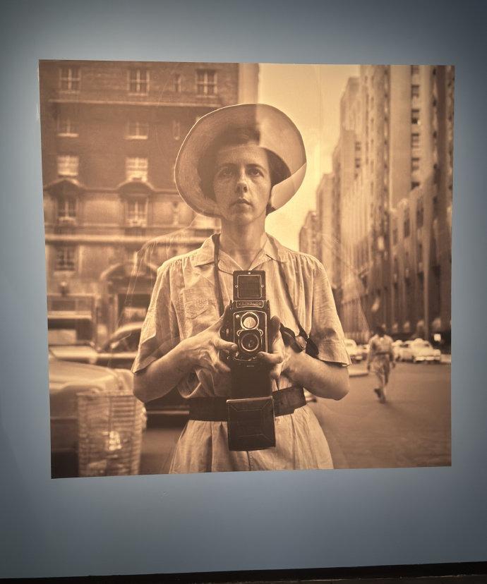 比起彩色照片，黑白色总给人疏离和期许
拐角现代艺术家深度表达情欲 出门观众张嘴就