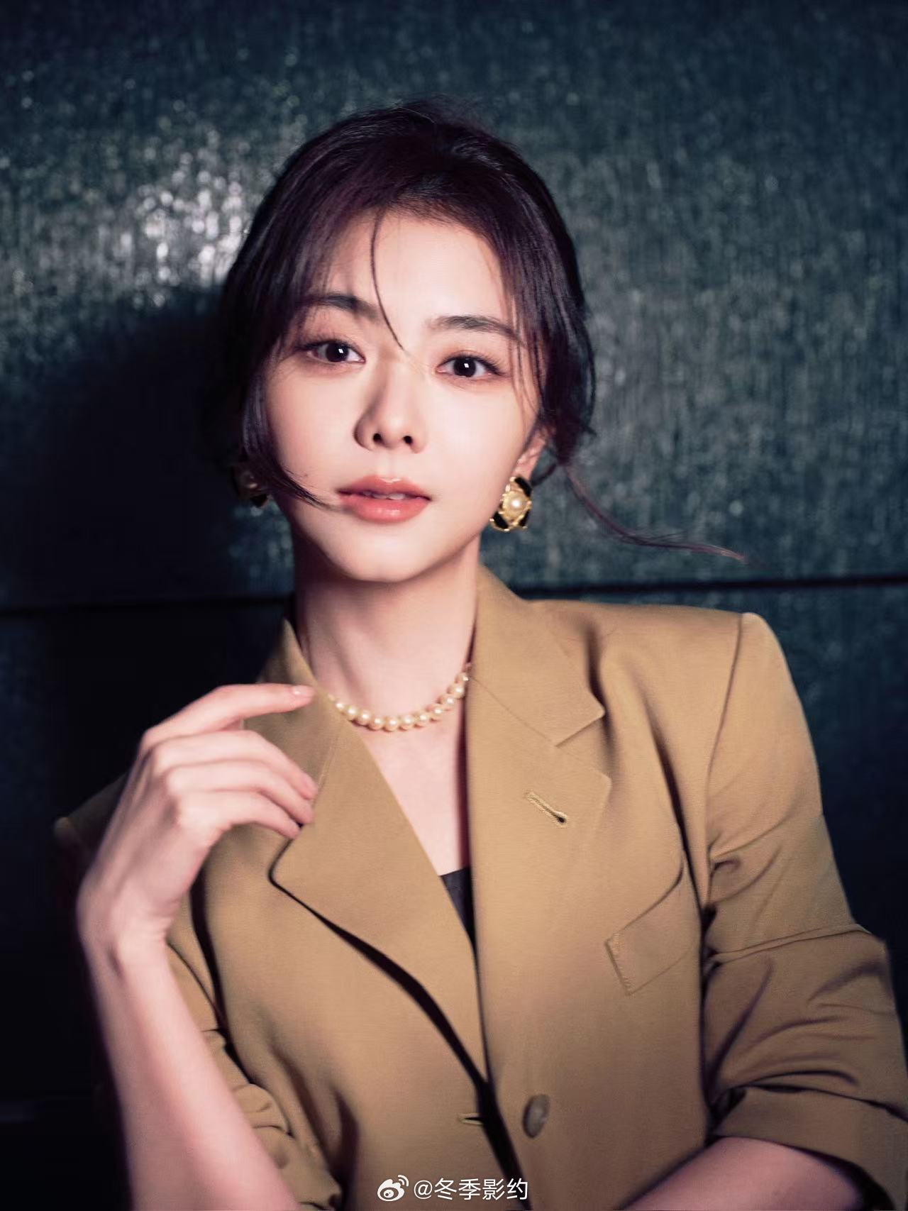 谭松韵复古disco舞 点开谭松韵的disco舞视频，她穿着复古衣服在台上扭动，