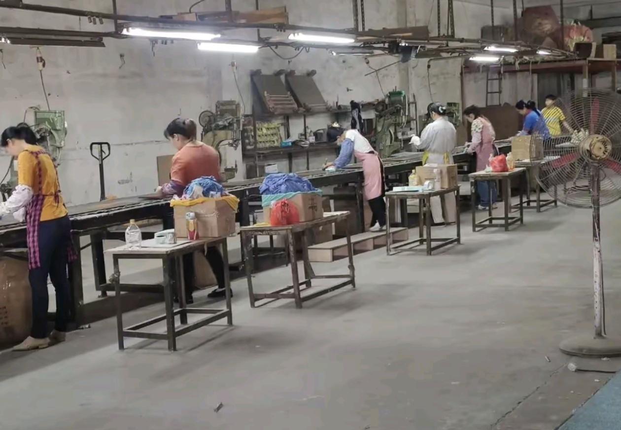 如果你吃不了学习的苦，那就来吃生活的苦吧。这边没有空调，室内温度将近 40°C，