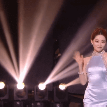 祝绪丹超绝镜头感上台领取荣誉的祝绪丹超绝镜头感🈶远远的就在跟镜头打招呼了，闪耀