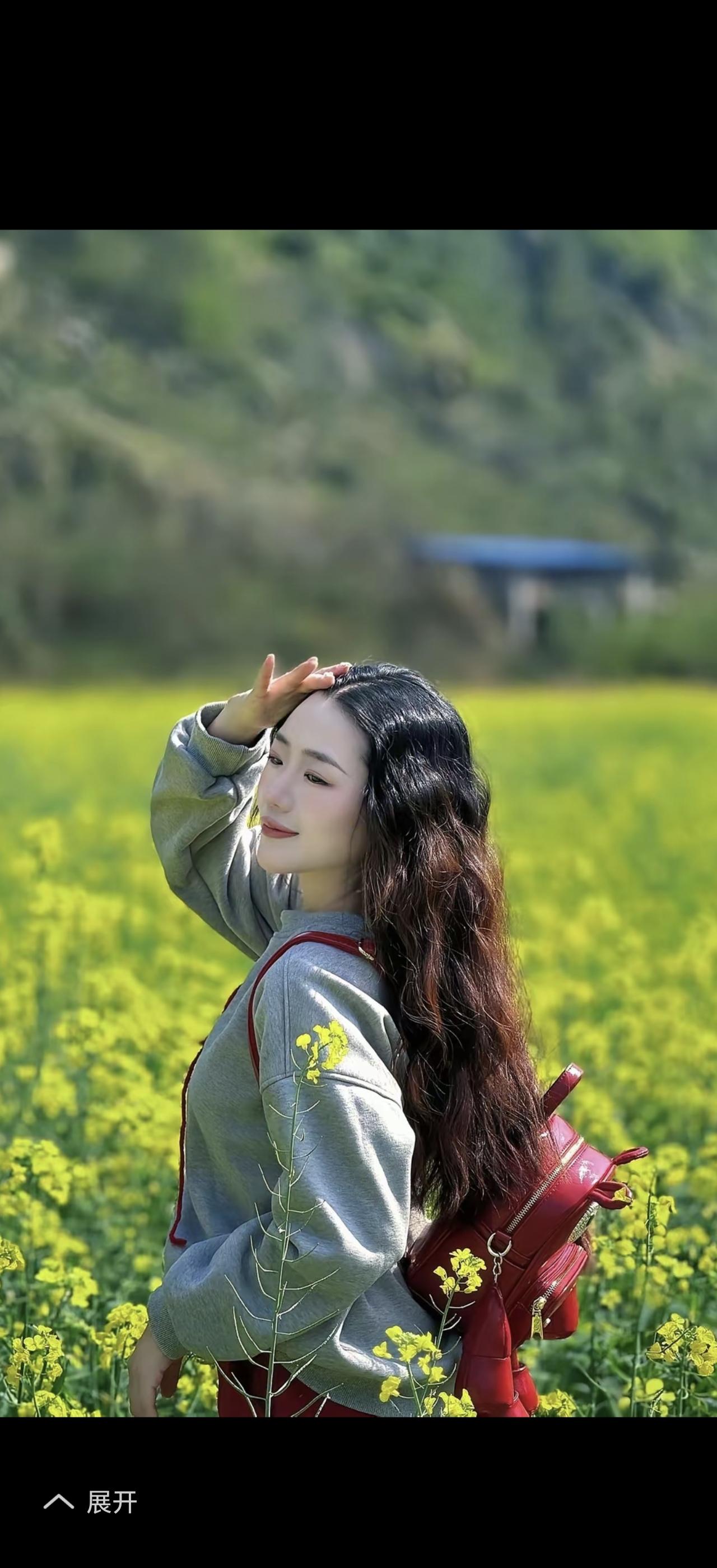 阳光下的少女，背着小包，漫步在花海中。