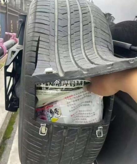 备胎储物格？？？这么放东西安全吗？？？