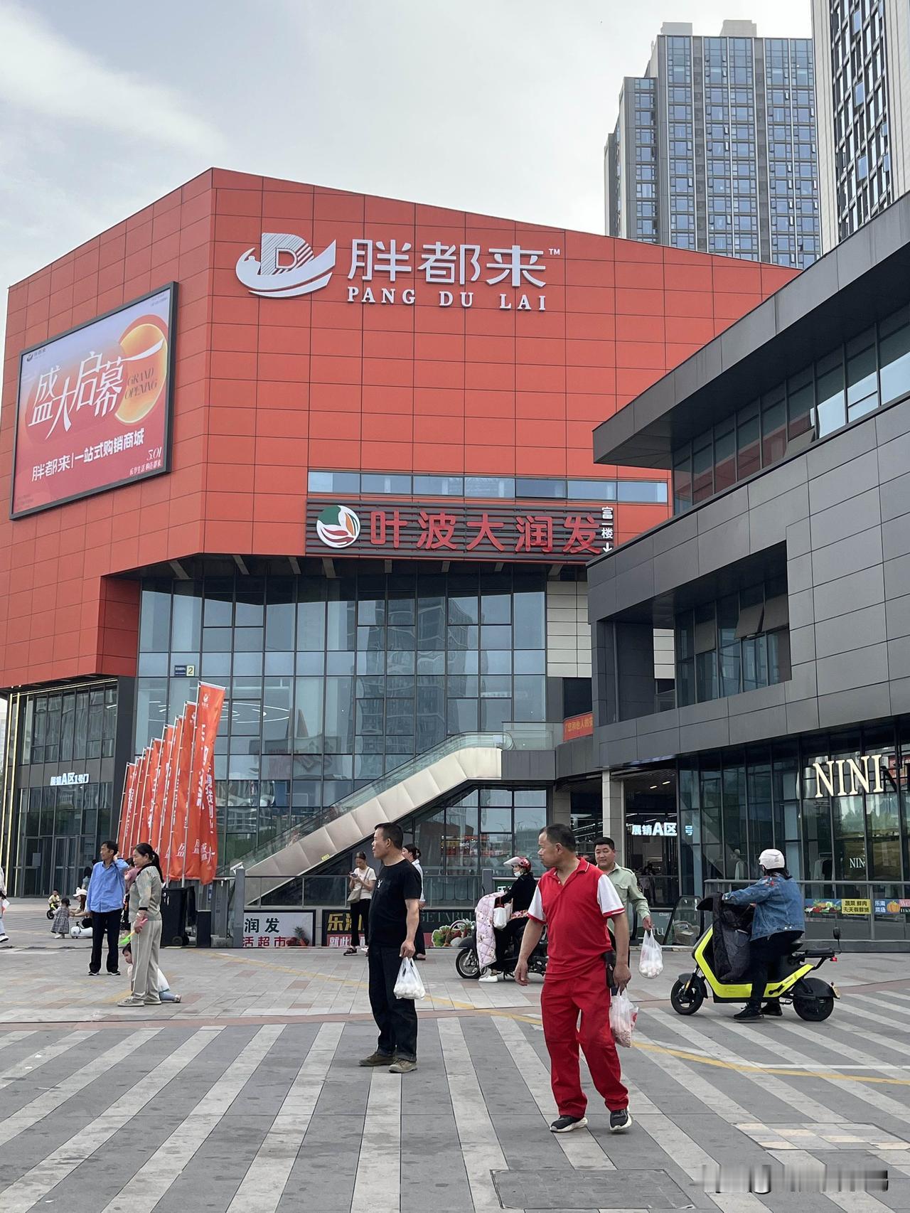 许多人想来浙江打卡胖都来。今天我先替大家踩点了。环境很好，服务很好，衣服的品质也
