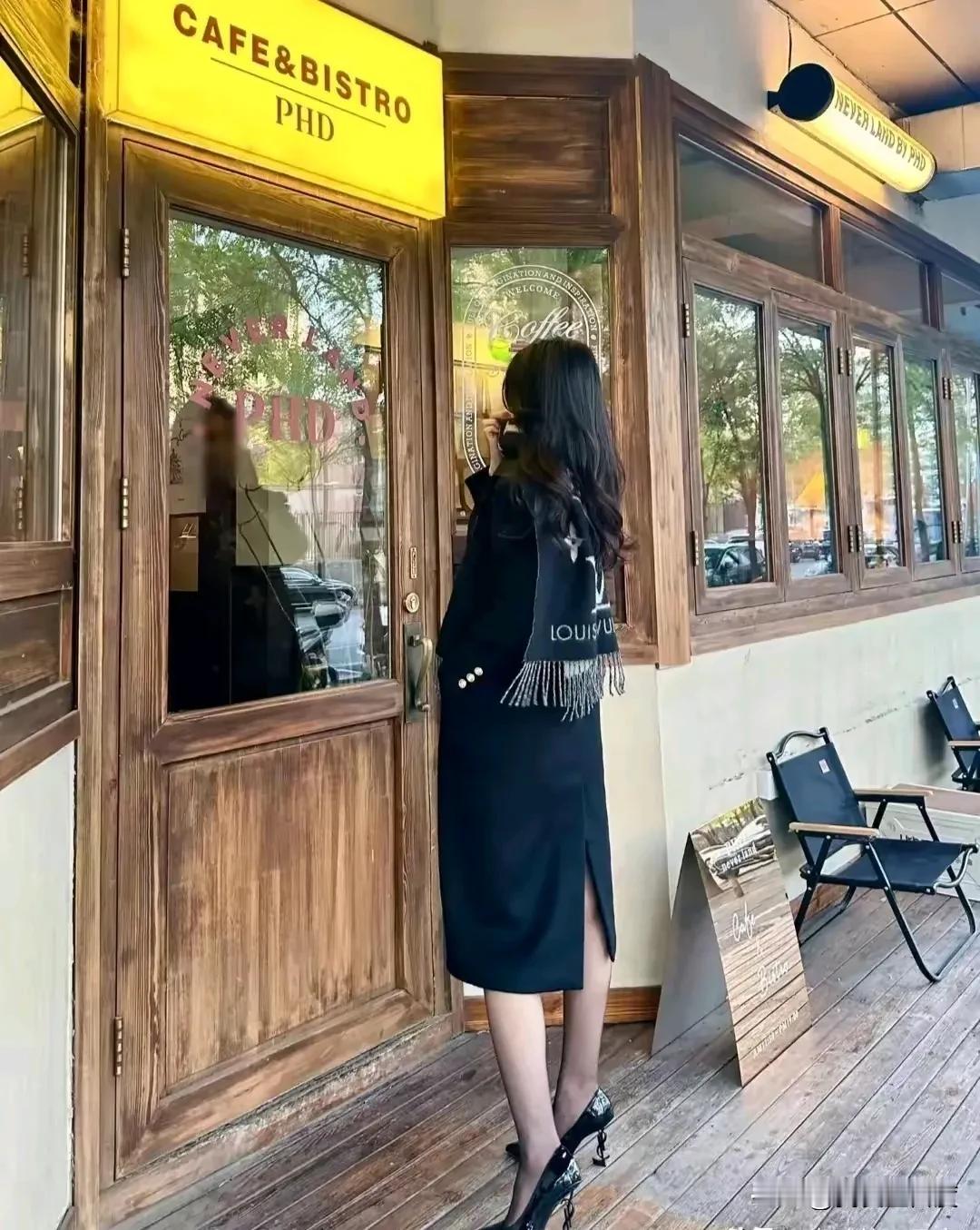 看背影，猜一下是不是很漂亮