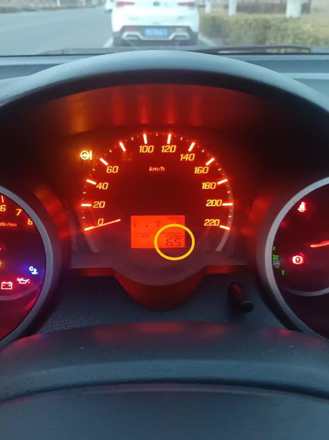 上次拍摄日本场，我们找了一台15年的本田飞度，是我司同事小姐姐的。听说，这车在当