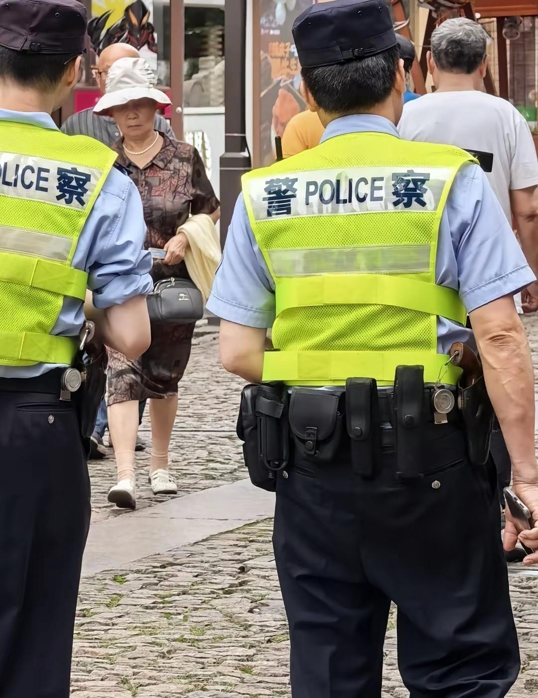 警察叔叔身上这些兜兜可不简单，承载着不小的分量呢。他们天天执勤，想必十分辛苦。大