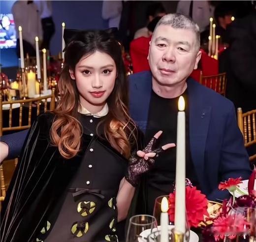 冯小刚的养女跟冯小刚简直一个模子刻出来的！尤其是那个嘴除了冯小刚基本上没这种嘴了