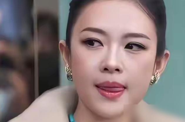 之前有人揪着章子怡吐舌舔唇的小动作不放。说这和她营造的大女主、少女感人设冲突，还