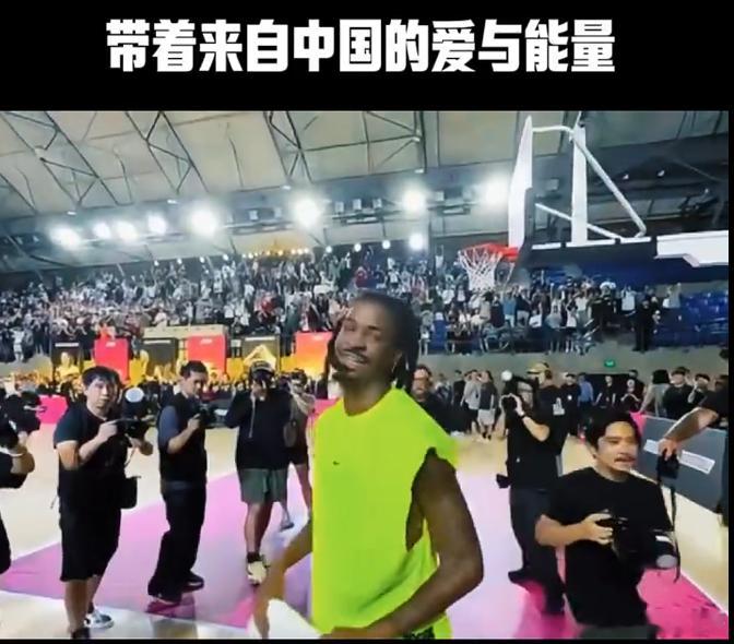 莫兰特比心致谢中国球迷 现场的掌声此起彼伏，而莫兰特的一次比心，象征着他与中国球
