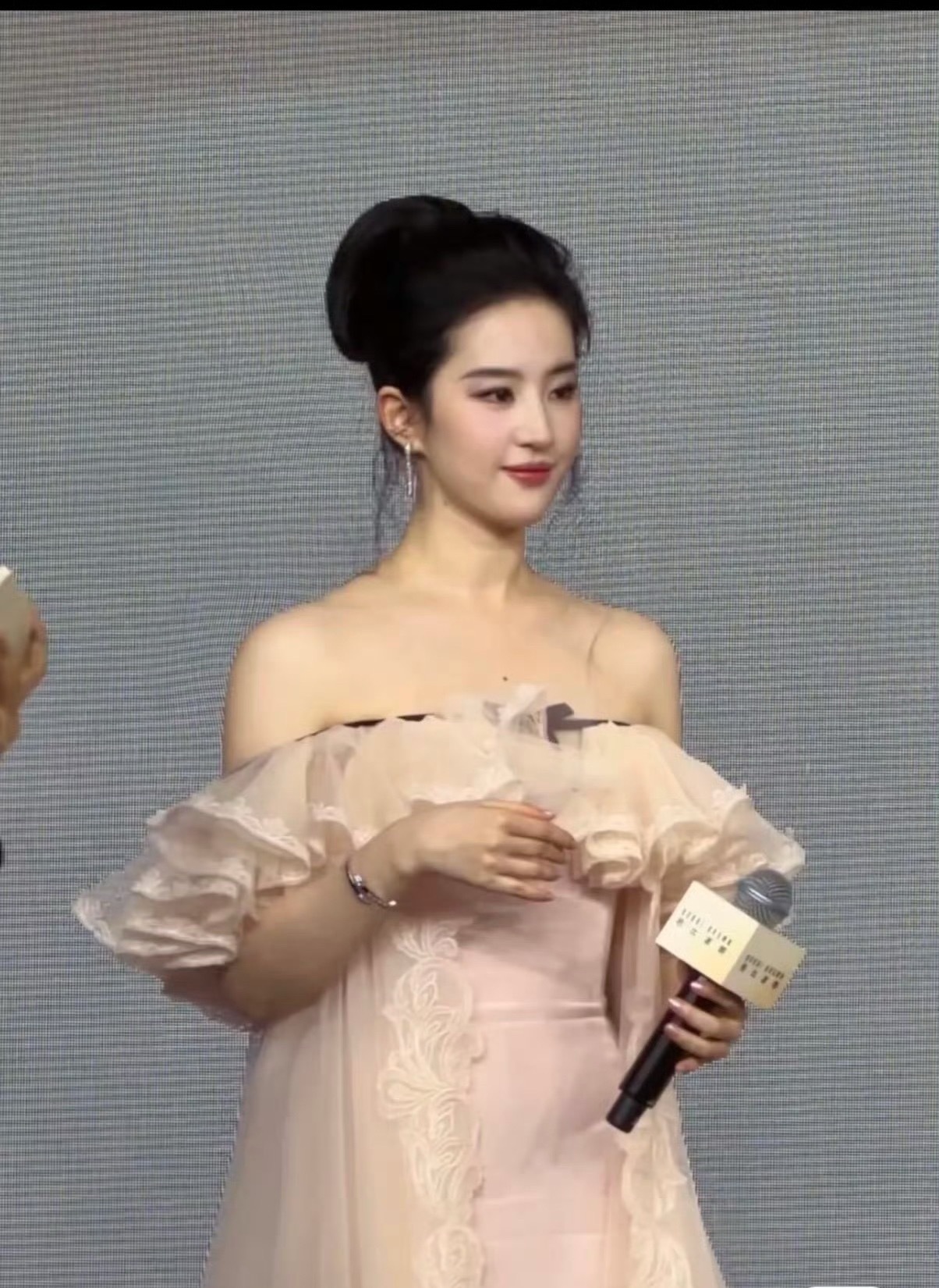 芭比波朗：日子怎么可能跟谁过都一样？所以啊打击盗版人人有责（盗版本人的热度都到不