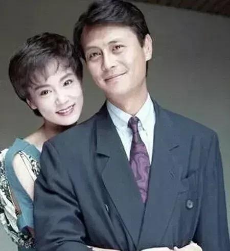 1997年，38岁的 刘雪华 怀了 刘德凯 的孩子，没想到在婚礼前夕，刘德凯却对