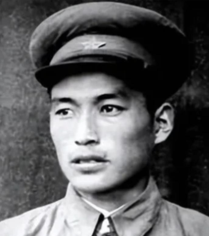 1949年，3名侦察员误入一间破旧牛棚，一名战士刚躺下，突然一阵疼痛，伸手往草堆