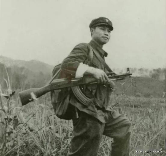 1981年参加过越南自卫反击战的申石头，复员转业回家，发现自己亲手垫出来的宅子，