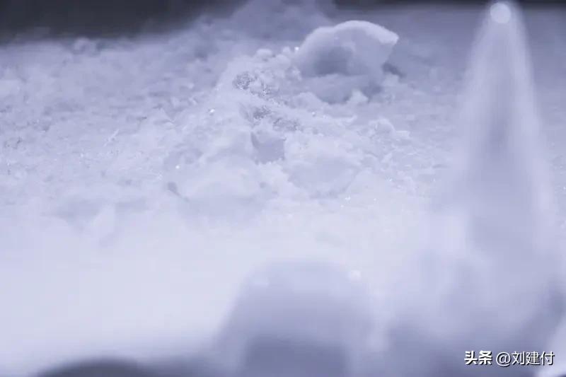 男孩把干冰放冰箱发生爆炸 3月24日凌晨，浙江兰溪一厨房突然传出巨响，竟是一名1