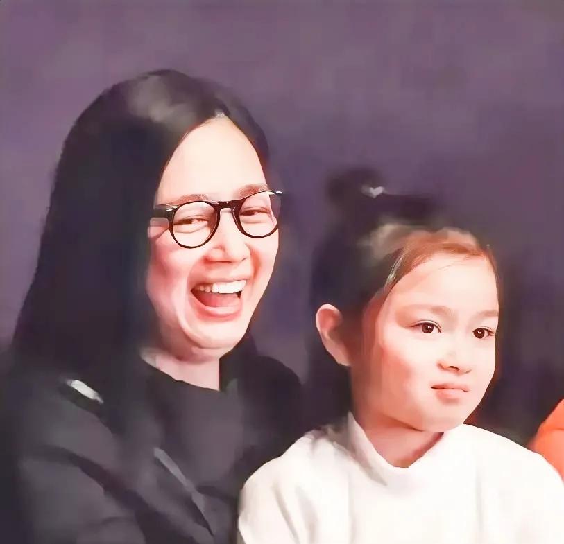 刘德华的女儿，长的不如妈妈漂亮，看这个鼻子太像爸爸了，女孩子这样的鼻子可不好看，