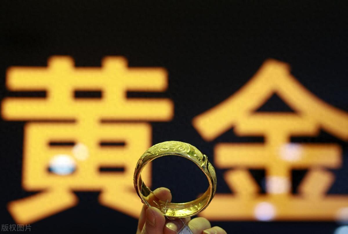 今日金价大幅上涨，回收金价也随之上涨，涨幅为每克5元。目前，黄金回收价格每克为4