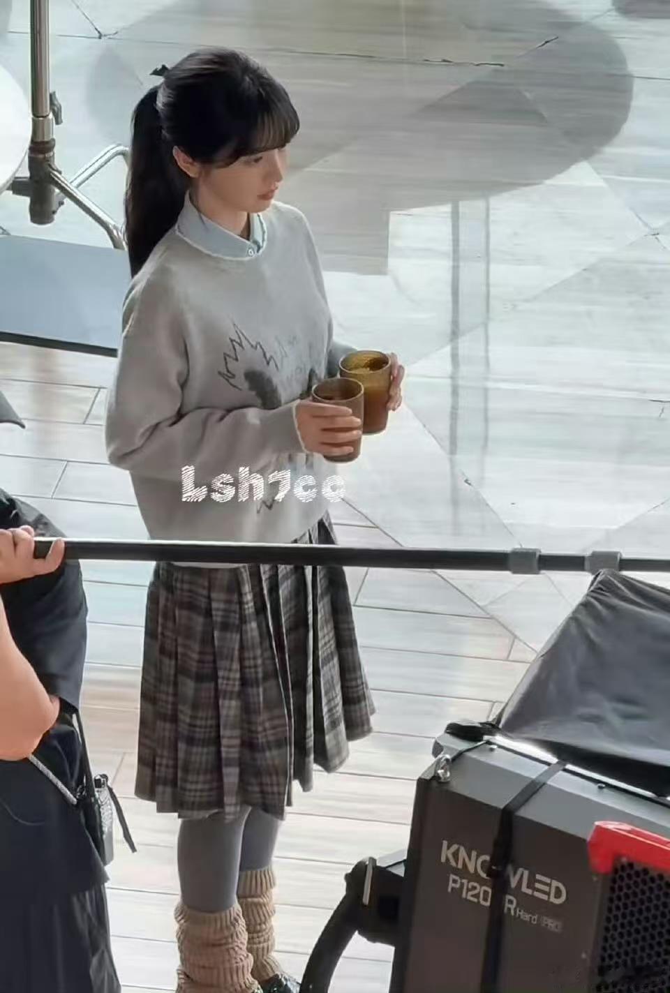 田曦薇天才女友造型师审美天才女友造型师审美天才女友造型师审美，全靠脸撑着，[嘻嘻