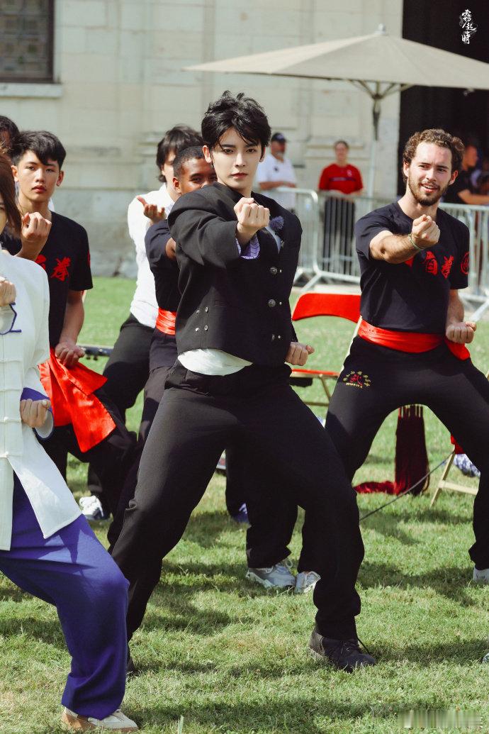 #侯明昊被陈好叫哥哥# 侯明昊呀，当被姐姐们喊哥哥时，那究竟是一种怎样奇妙的体验