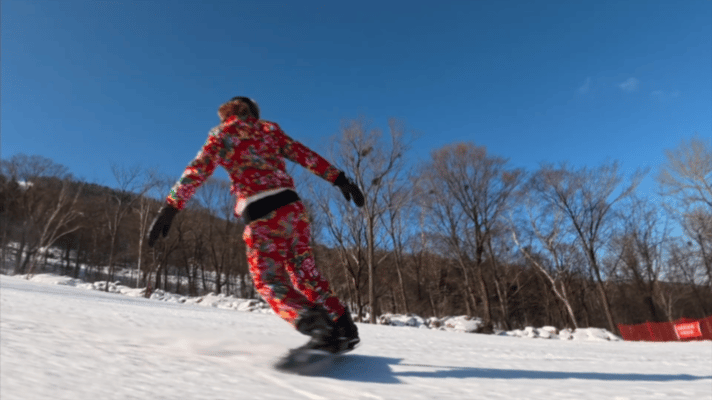 花袄加身解锁冬奥应援新姿势起猛了在吉林看到二人转滑雪了谁懂啊！在吉林滑雪场被东北
