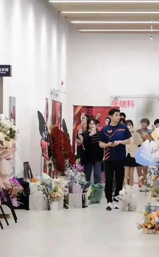 瘦死的骆驼比马大。张继科即使没有综艺🉑上了，没有代言收入了。他还是能活的很滋润