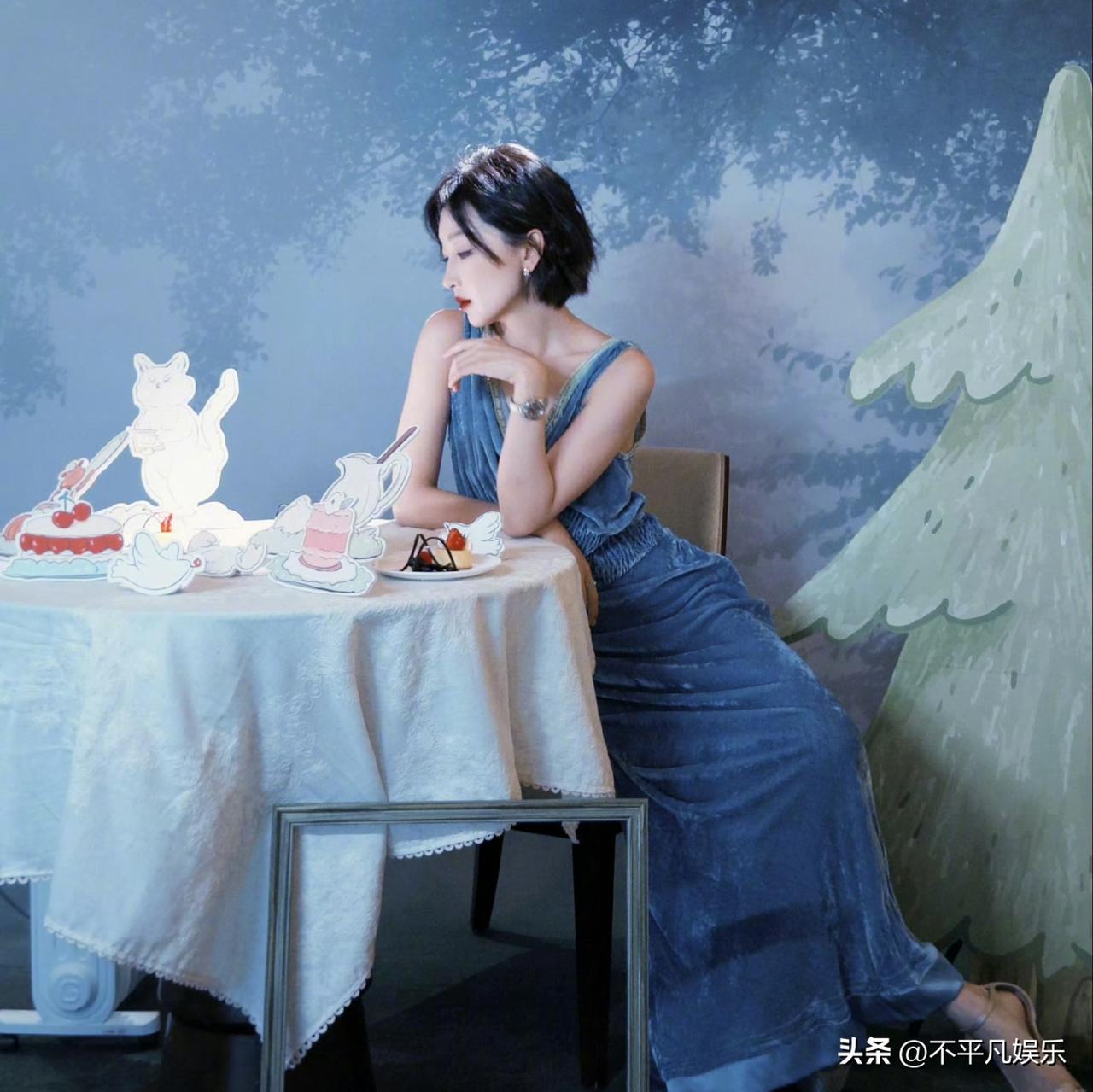 周冬雨在红毯上又“任性”了一把！当其他明星身着高定礼服争奇斗艳时，她却穿着自己淘