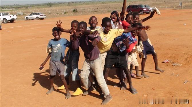 #非洲普通人家是怎样的#
非洲的普通人家？那什么是普通人家？是三天饿九顿居无定所