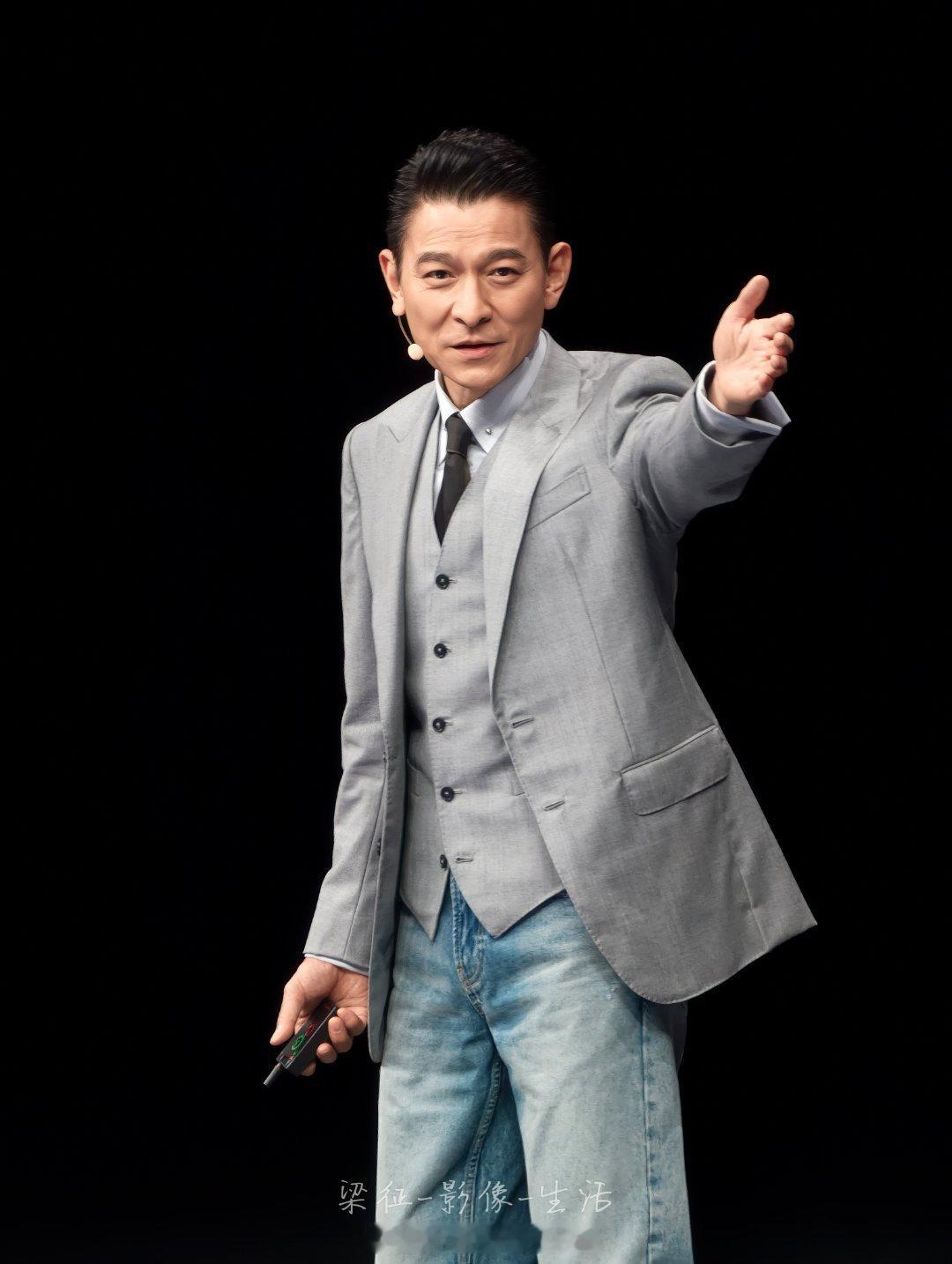 华为发布会华为展翼三折叠及阔直板发布会 帅了一辈子的男人华为Mate XT 2 