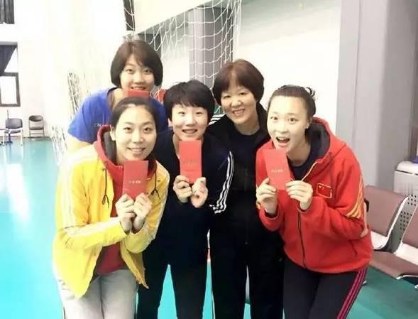 手捧红包的女排姑娘与郎导的合照

画面中的袁心玥柳眉杏眼，卧蚕精致；穿黄色运动服