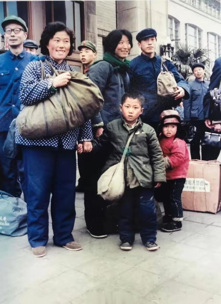 1984年，天津。火车站的中国人，如今想出门有高铁，中国人的出行和生活方式彻底改