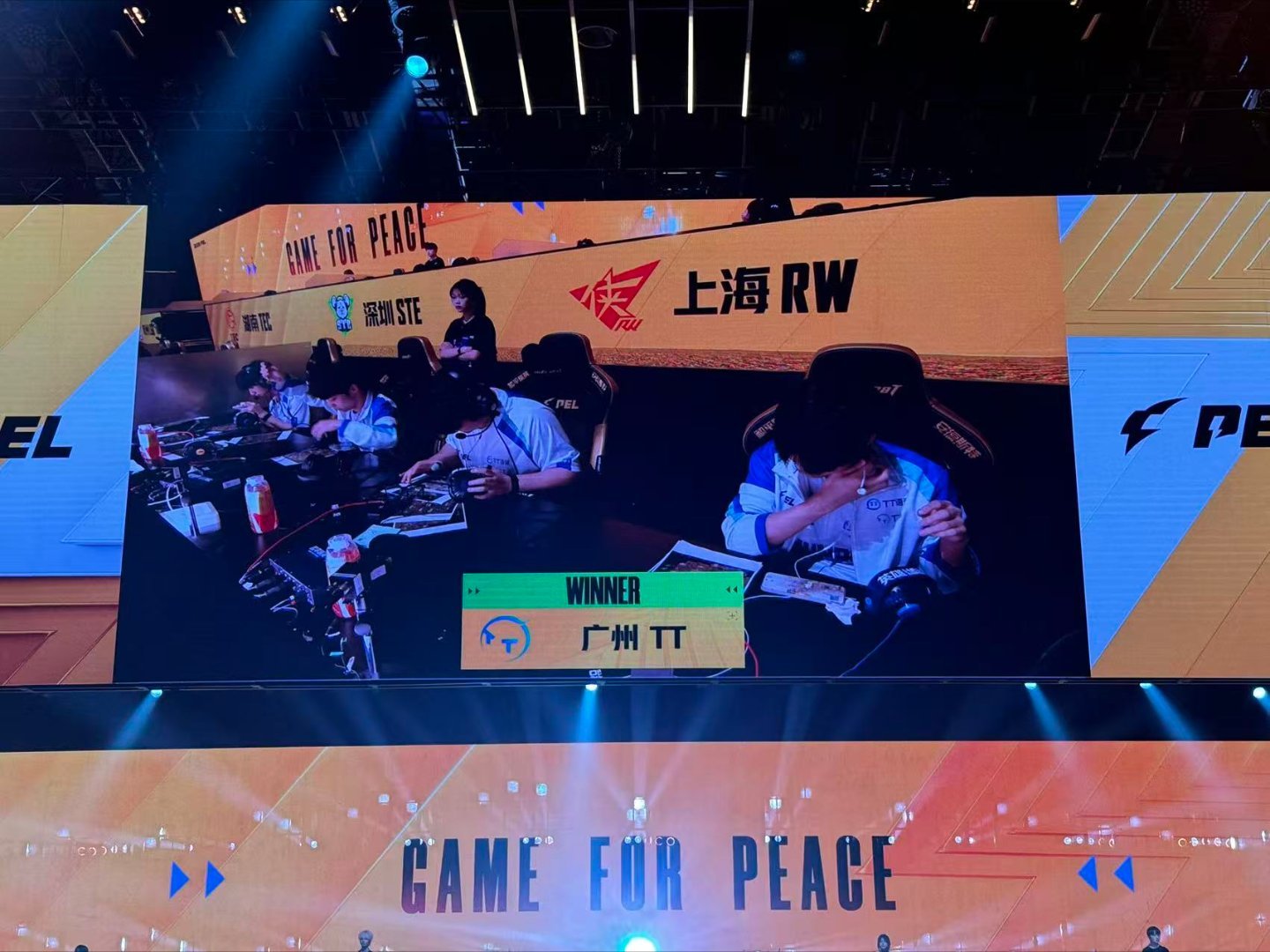 TT四连枪王吃鸡TT战队近点突击火力拉满，决赛圈连灭两队，最终极限四连枪王吃鸡！