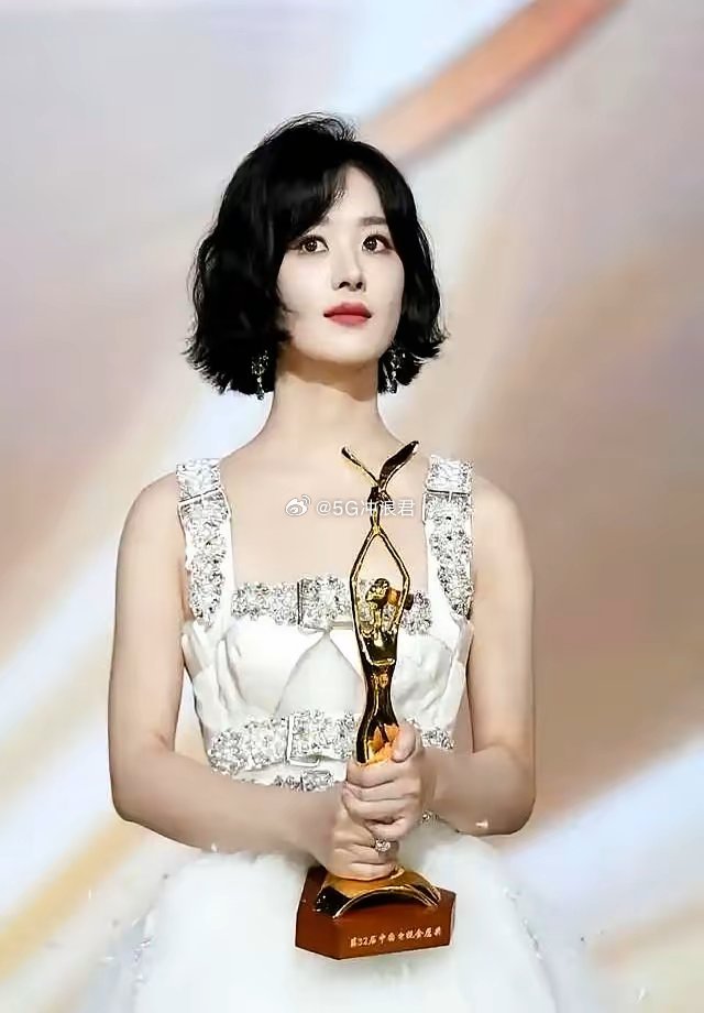 别再傻傻分不清了，赵丽颖和杨幂的“双料”，根本不是一回事。赵丽颖手里攥着的，一个