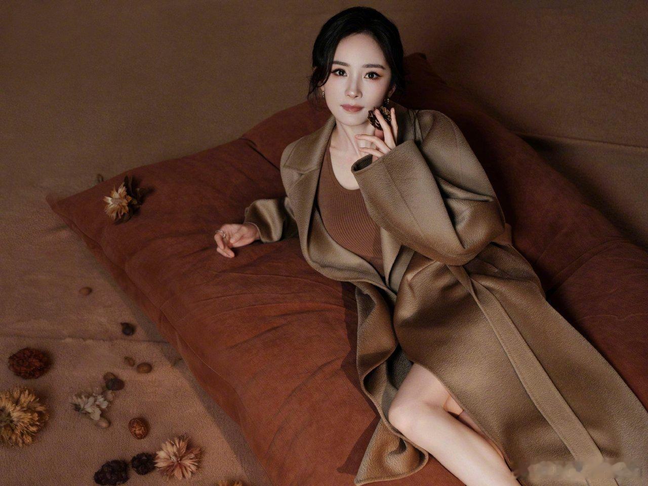 杨幂今晚活动出图，这个简直是妈妈级别 幂姐太美了 ​​​