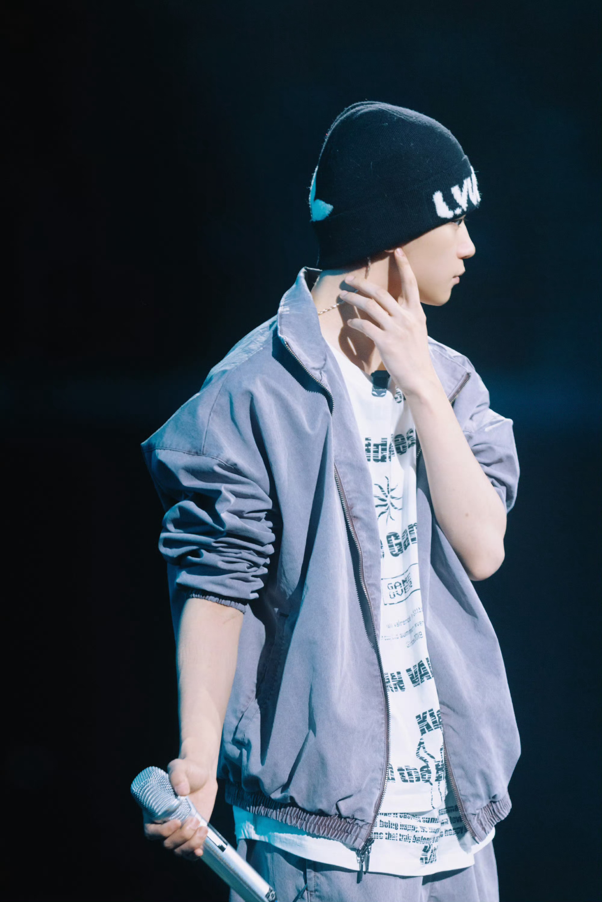 梓渝的彩排图 梓渝演唱会彩排图，帽子戴这么严实看来是有惊喜啊👀来自梓渝的彩排图