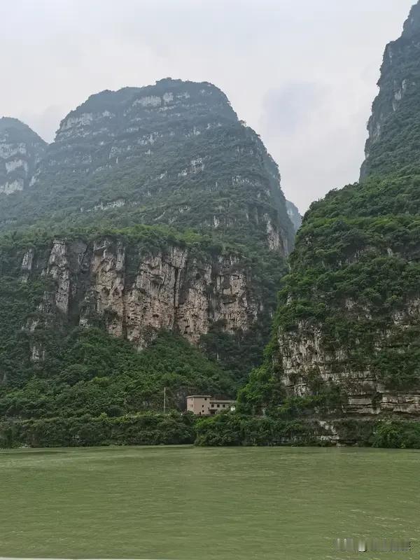 我超爱旅游，痴迷于祖国的大好河山！毕业旅行超火，超九成应届毕业生在领略山河后更有