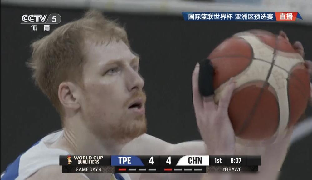 中国男篮，半场让台北队压着打，50：51落后，谁能想到？就离谱。
 
次节被人家