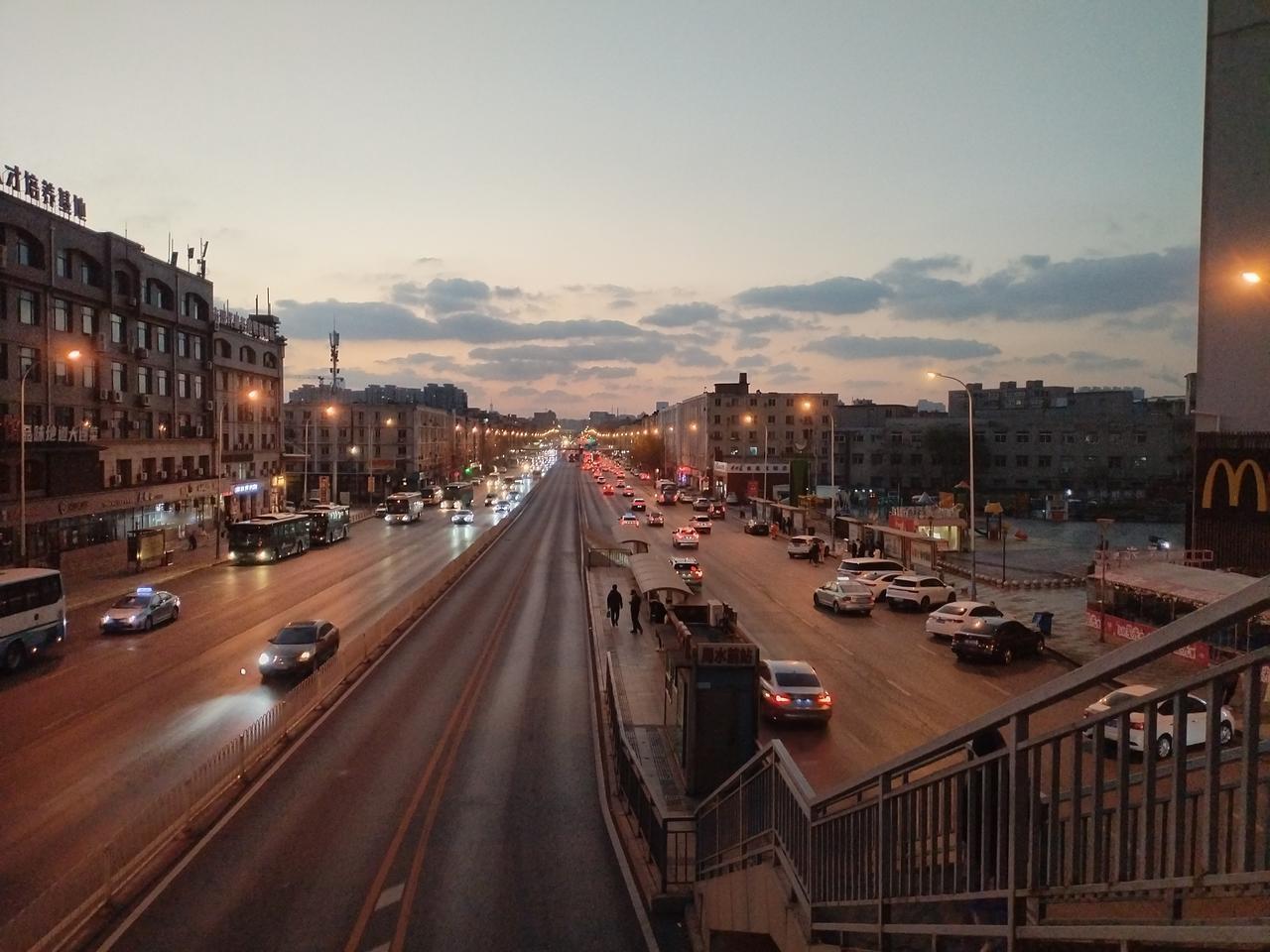 晨云朵朵飘，车辆川流过。