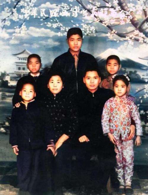 1961年邓丽君和家人们的合影～1961年，邓丽君的家庭照，父亲是河北邯郸人母亲